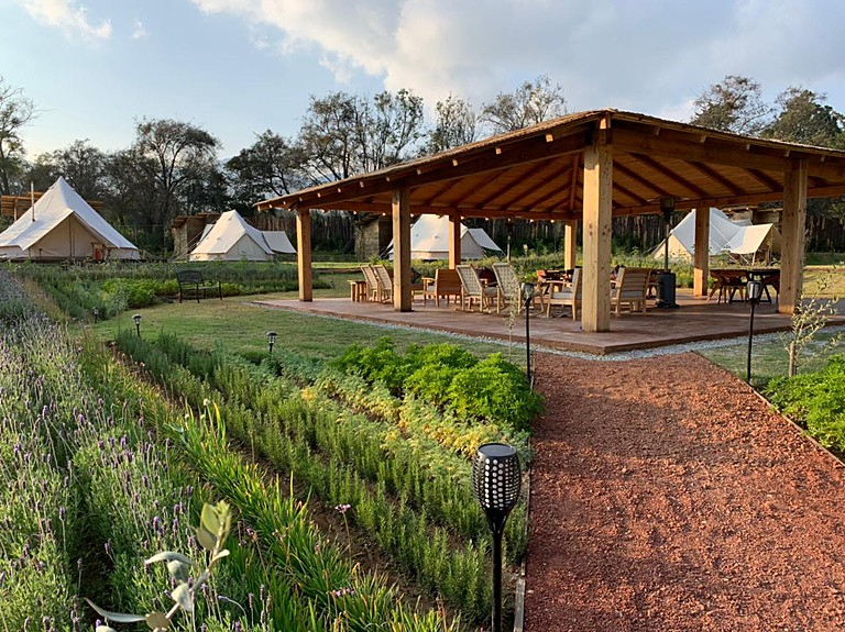 La pérgola central de Attesi Lodge al atardecer